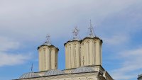 В Букурещ освещават най-големия православен храм в света