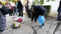 Граждани на протест пред централата на ДПС-Ново начало
