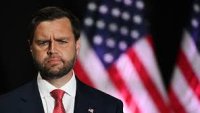 Повишиха нивото на река в Охайо заради семейна разходка с каяк на Ванс