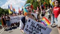 Хиляди се събраха за най-големия гей марш в Киев от началото на войната СНИМКИ