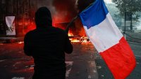 Търговци и жители на Париж се въоръжават преди протестите през уикенда 