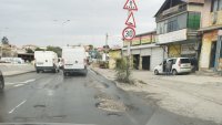 Улици и тротоари в страната: Дупки, пропаднали шахти, кални локви