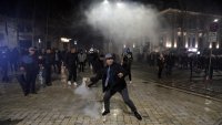 Протести в Тирана, коктейли &ldquo;Молотов&rdquo; и сълзотворен газ СНИМКИ