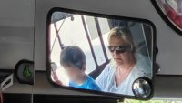 Глобиха жената, возила пътници в тролейбус с дете в скута
