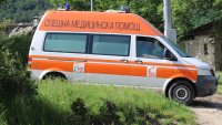 Мъж заплаши медици с брадва, хвърля саксии срещу тях