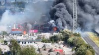 Стотици пожарникари гасят голям пожар на пристанището в Хамбург