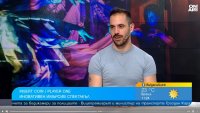 "Insert coin/player one" трансформира сцената в интерактивна видеоигра