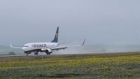 Ryanair плаща на служителите си по €2,50 на открит по-голям куфар