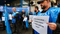 Служители на АПИ излязоха на протест заради съкращенията (СНИМКИ)
