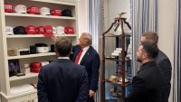 Тръмп показа на Зеленски и Макрон колекцията си от шапки и сувенири MAGA 