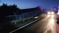 Автобус надвисна над дере след удар с ТИР се удариха