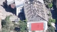 Руски войник екзекутира невъоръжен възрастен украинец ВИДЕО