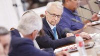 Заради думите "психопати" и "мафиоти" Денков отнесе забележка за обиди в НС