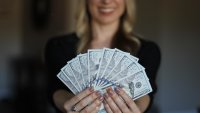 Държавата измества бизнеса: в 222 общини заплатите в публичния сектор са по-високи