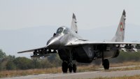 Изтребител ескортира пътнически самолет, прелетял над България