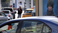 Празни колонки, дълги опашки - кризата с бензина засилва натиска върху Кремъл
