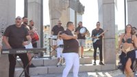 Друсат гюбеци пред паметника на Асеневци във Велико Търново, кметът ги подхвана (ВИДЕО)