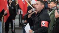 Неонацист, мразещ ЛГБТ хората, вече е в женски затвор, след като си смени пола