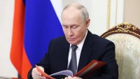 Как Русия се стреми да дестабилизира Запада със свински глави и секс кукли