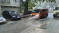 В кадър: Порой превърна улиците на Варна в реки