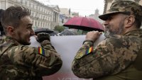 "Прайд" по време на война: Куиър общността в Киев изисква равенство и оръжия  