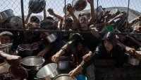 45 палестинци са убити в Газа, чакали камиони с хуманитарна помощ