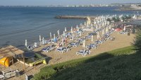 Свободната зона на плажа трябва да е минимум 50%, но я има само на хартия