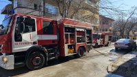 Горят сухи треви в Поморие в близост до хотелски комплекс