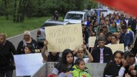 Жителите на "Захарна фабрика" продължават да протестират