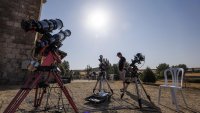Европа гледа днес рядко пълно слънчево затъмнение
