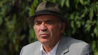 Веселин Топалов поведе с пет точки на Гари Каспаров 