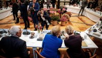 Близо 50 европейски лидери се събират за разговори за войната в Украйна