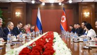 Оръжие, ябълки, колбаси и работници: Северна Корея в помощ на Русия
