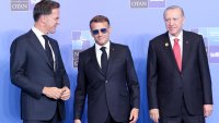 Защо Макрон продължава да носи слънчеви очила на закрито? 