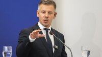 "Провален орбанов боец" заля унгарският премиер Мадяр с вино ВИДЕО