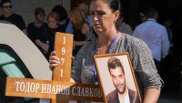 В кадър: С аплодисменти близки и приятели изпратиха Тодор Славков в последния му път 