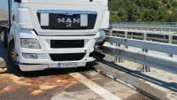 В кадър: Тир катастрофира на АМ "Струма", гориво се разля по платното