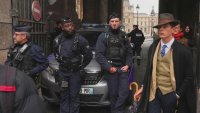 Снимката, която подлуди интернет: Това ли е детективът, разследващ кражбата в Лувъра? 