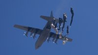 Самолети пускат 25 тона хуманитарна помощ над Газа