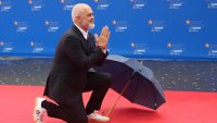 Джентълмен: Еди Рама посрещна на колене Мелони в Тирана СНИМКИ