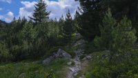 На планина с много вода, шапка и слънцезащитен крем