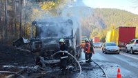 Камион изгоря в Прохода на Републиката, пламъците обхванаха гора СНИМКИ