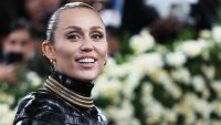 Уволнили Майли Сайръс от "Хотел Трансилвания" заради торта с форма на пенис