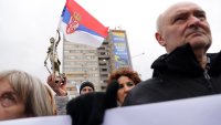 Сблъсъци в Нови сад: Протестиращи нахлуха в сградата на Общинския съвет ВИДЕО