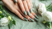 Предложения за маникюр в най-хитовия цвят за пролетта