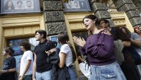 "Дачев, вън!": Студенти от НАТФИЗ отново поискаха оставката на ректора (СНИМКИ)