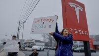 Собствениците на Tesla масово продават автомобилите си заради Мъск ВИДЕО