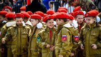 Безумие? Русия проведе първия детски военен парад СНИМКИ 