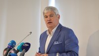 Референдумът за еврото е закъснял, президентът създава само хаос