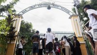 Две момчета убиха трима съученици при стрелба във Филипините